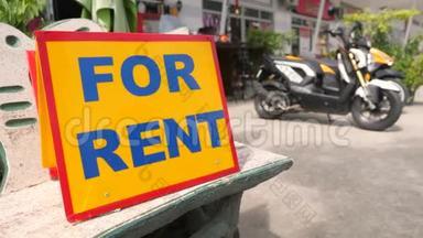 普吉出租商店出租街标志的汽车和摩托车。 4K. 泰国。